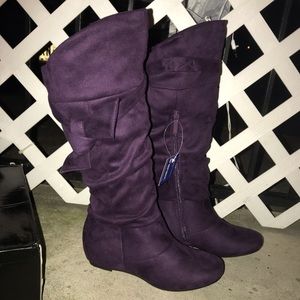 👢NWT. Candies Suede Flat Boots w/ inside pocket👢